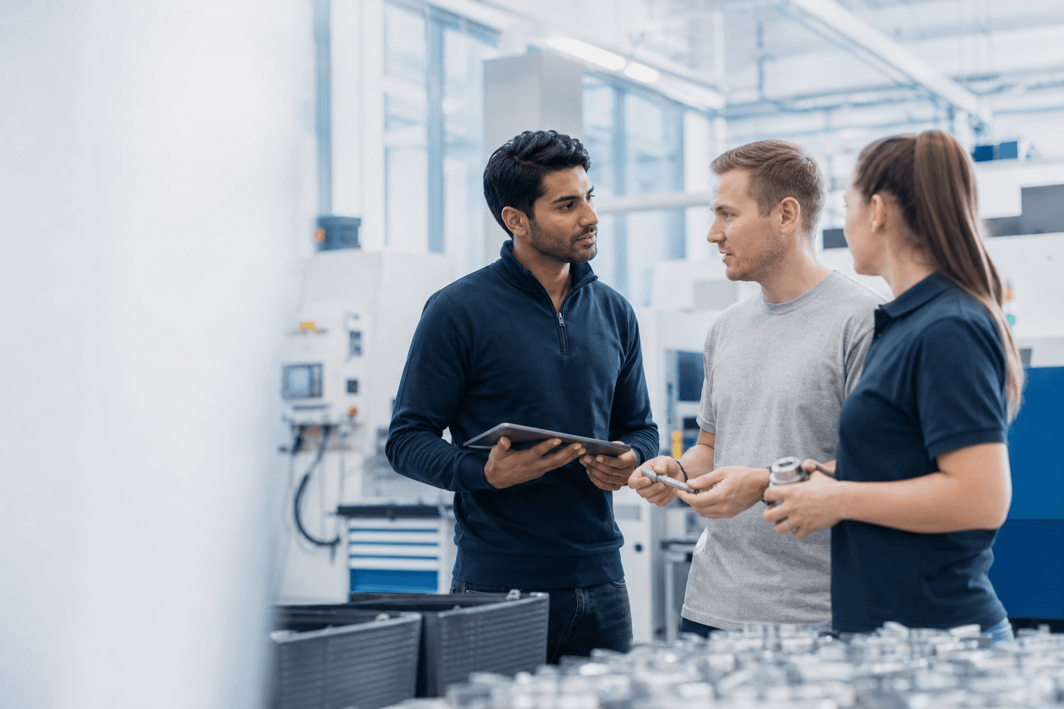 Internationaler Mitarbeiter im Austausch mit seinem neuen Team in einem deutschen Industriebetrieb